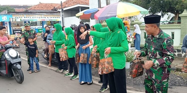 Ramadhan Berkah, Danramil Limpung Bagi-Bagi Takjil