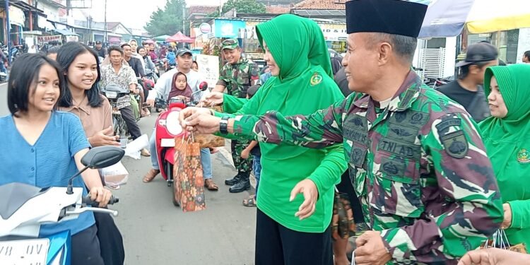Ramadhan Berkah, Danramil Limpung Bagi-Bagi Takjil