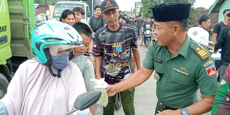 Koramil 03/Gringsing, Indahnya Berbagi Takjil di Bulan Ramadhan