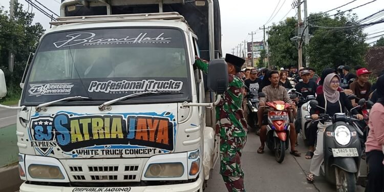 Koramil 03/Gringsing, Indahnya Berbagi Takjil di Bulan Ramadhan