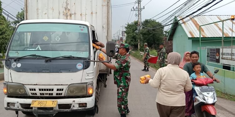 Koramil 03/Gringsing, Indahnya Berbagi Takjil di Bulan Ramadhan