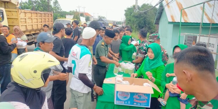 Koramil 03/Gringsing, Indahnya Berbagi Takjil di Bulan Ramadhan