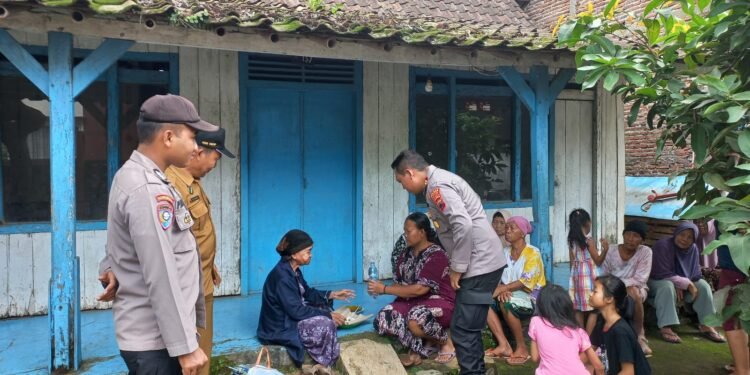 Kepedulian Polri: Anggota Polres Batang Bantu Lansia Tersesat  Kembali ke Keluarga