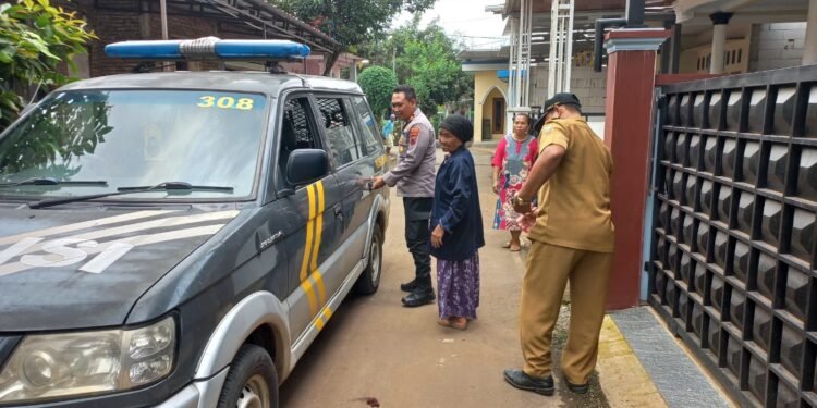 Kepedulian Polri: Anggota Polres Batang Bantu Lansia Tersesat  Kembali ke Keluarga