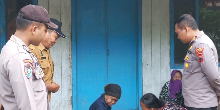 Kepedulian Polri: Anggota Polres Batang Bantu Lansia Tersesat  Kembali ke Keluarga