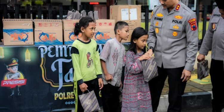 Ramadan Penuh Kebersamaan, Kapolres Batang dan Jajaran Bagikan 100 Paket Takjil