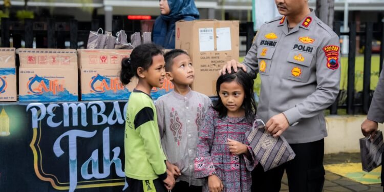 Ramadan Penuh Kebersamaan, Kapolres Batang dan Jajaran Bagikan 100 Paket Takjil