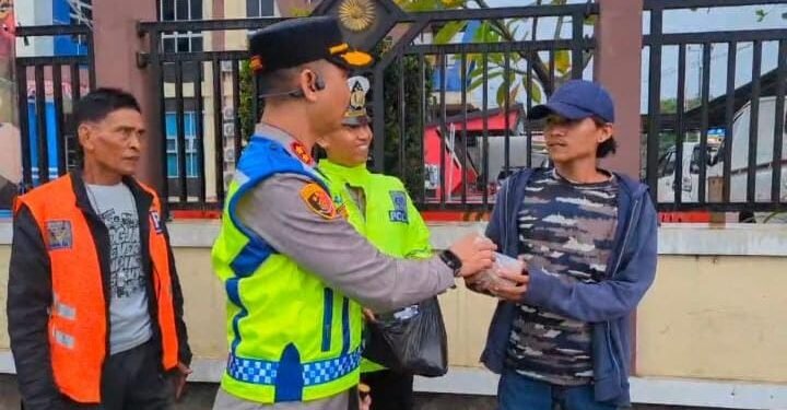 Satlantas Polres Batang Gelar Aksi Berbagi Takjil, Warga Sempat Kira Razia