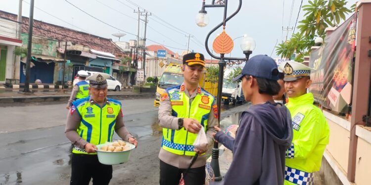 Satlantas Polres Batang Gelar Aksi Berbagi Takjil, Warga Sempat Kira Razia