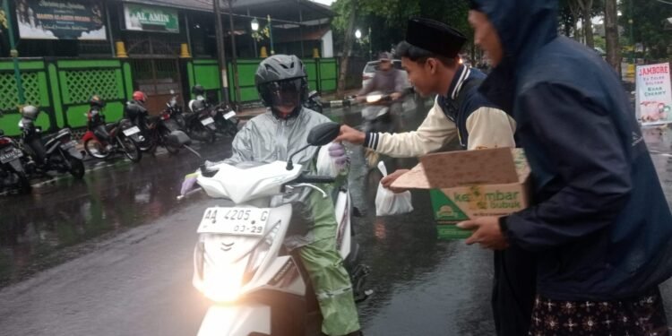 Mempererat Hubungan Baik Antar Sesama, Persaudaraan Lintas Iman Kota Magelang Adakan Pembagian Takjil Bersama