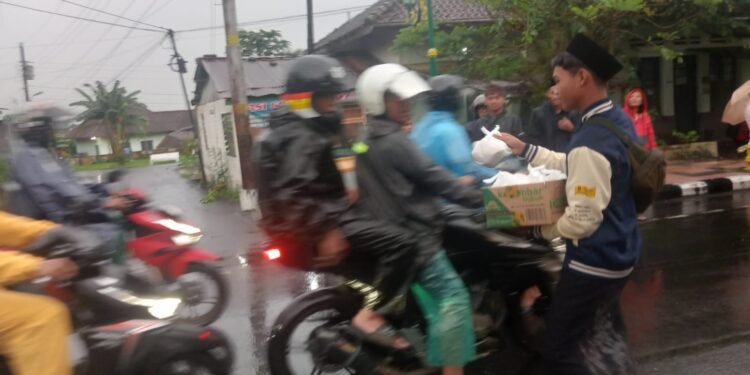 Mempererat Hubungan Baik Antar Sesama, Persaudaraan Lintas Iman Kota Magelang Adakan Pembagian Takjil Bersama