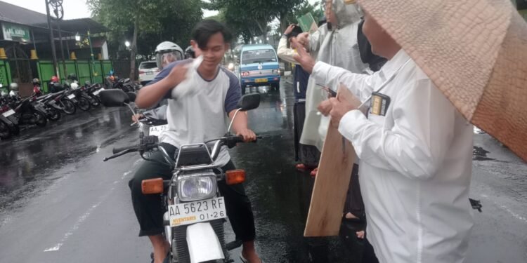 Mempererat Hubungan Baik Antar Sesama, Persaudaraan Lintas Iman Kota Magelang Adakan Pembagian Takjil Bersama