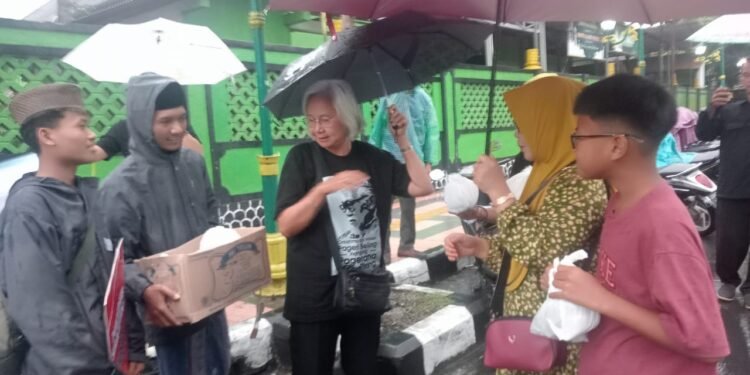 Mempererat Hubungan Baik Antar Sesama, Persaudaraan Lintas Iman Kota Magelang Adakan Pembagian Takjil Bersama