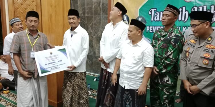 Pemkab Berikan Bantuan Dukungan Industrialisasi Batang dan Bantuan Warga Kurang Mampu
