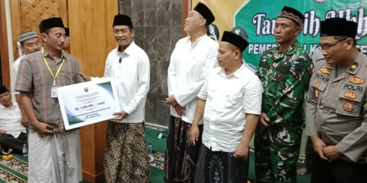 Pemkab Berikan Bantuan Dukungan Industrialisasi Batang dan Bantuan Warga Kurang Mampu