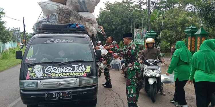 Koramil 08/Wonotunggal Bagi Bagi Nasi Kotak Untuk Buka Puasa