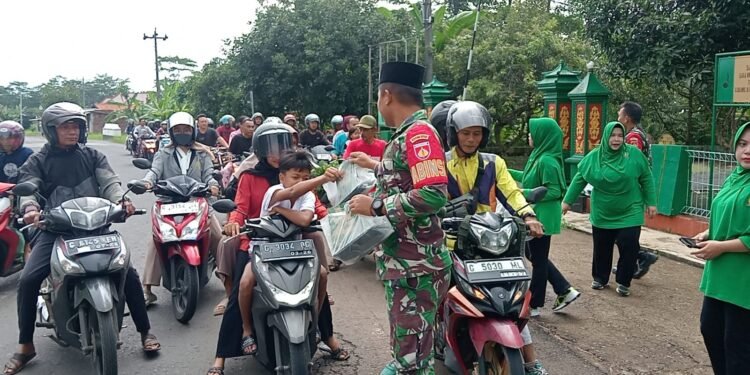Koramil 08/Wonotunggal Bagi Bagi Nasi Kotak Untuk Buka Puasa