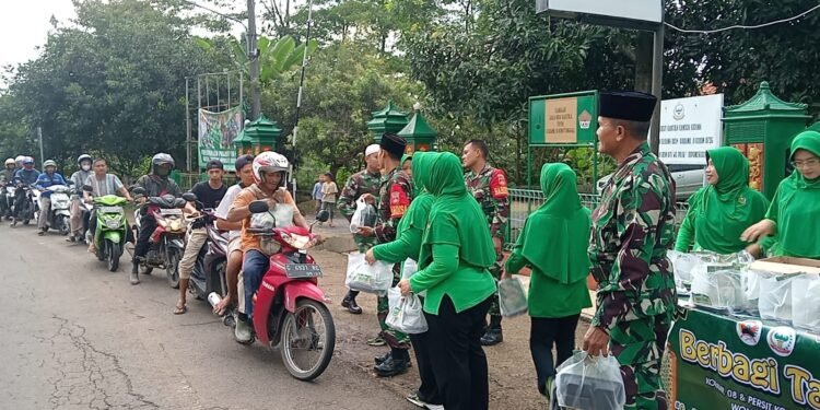 Koramil 08/Wonotunggal Bagi Bagi Nasi Kotak Untuk Buka Puasa