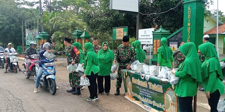 Koramil 08/Wonotunggal Bagi Bagi Nasi Kotak Untuk Buka Puasa