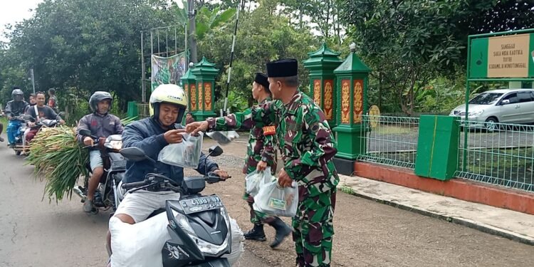 Koramil 08/Wonotunggal Bagi Bagi Nasi Kotak Untuk Buka Puasa