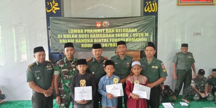 Dandim Batang Serahkan Piala dan Sertifikat Pemenang Lomba  Untuk Anak Prajurit
