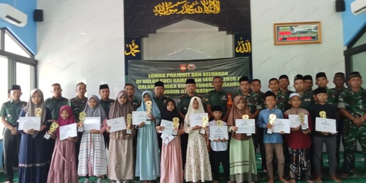 Dandim Batang Serahkan Piala dan Sertifikat Pemenang Lomba  Untuk Anak Prajurit