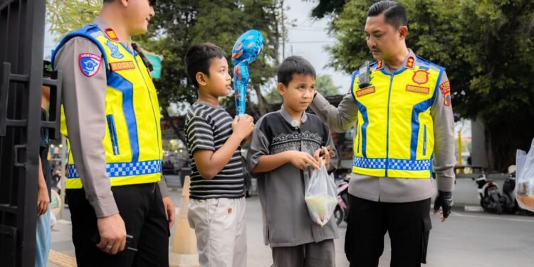 Berkah Ramadan, 	Satlantas Polres Batang Tetap Semangat Bagikan Takjil