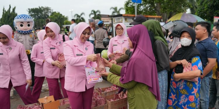 Sambut Ramadan, TK Kemala Bhayangkari Polres Batang Berbagi Takjil dengan Masyarakat