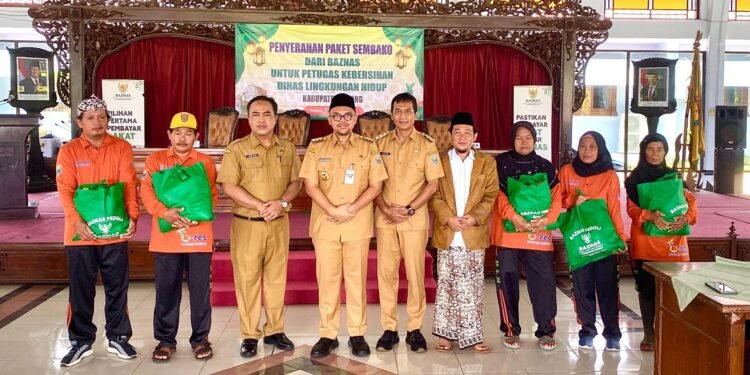 255 Tim Kebersihan DLH Dapat Sembako dari Baznas Batang