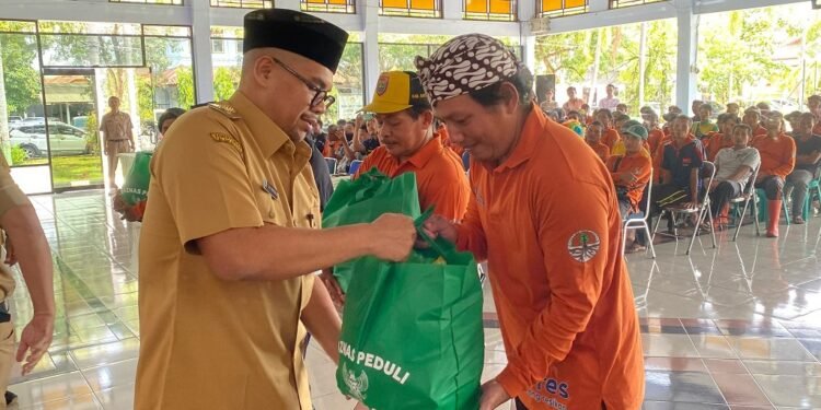 255 Tim Kebersihan DLH Dapat Sembako dari Baznas Batang