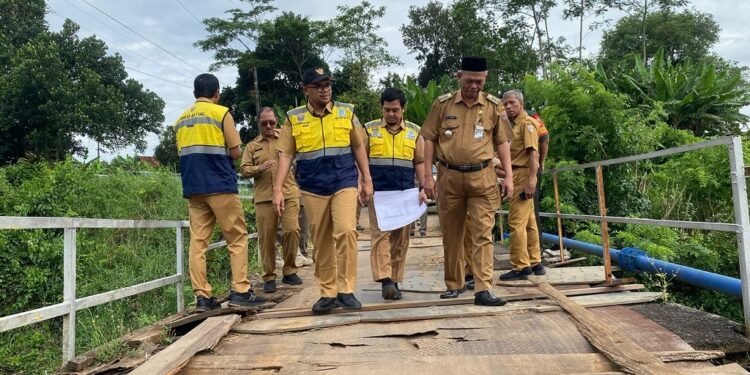 Jawab Keluhan Masyarakat, Bupati Batang Pastikan Jalan Berlubang dan Jembatan Rusak Diperbaiki
