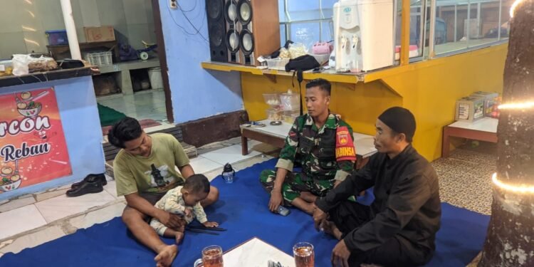 Untuk Menjaga Kamtibmas Di Bulan Suci Ramadhan Babinsa Koramil 05/Reban Laksanakan Patroli Malam