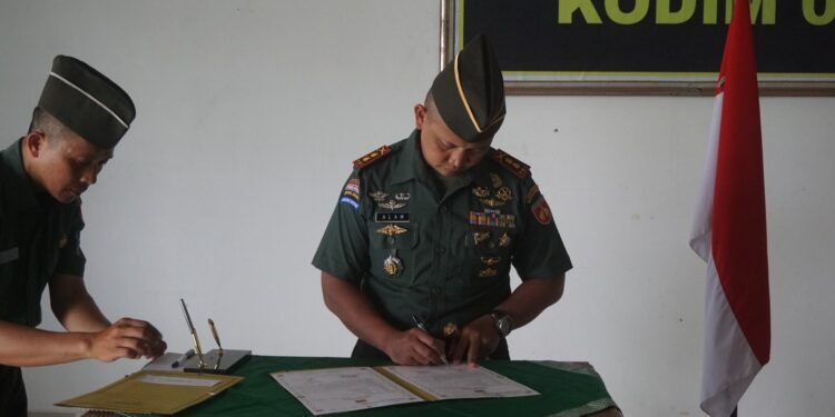 Dandim 0736/Batang Pimpin Sertijab Danramil dan Perwira Staf