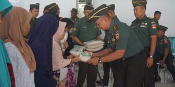 Kodim 0736/Batang Bagikan Zakat Kepada Warga Sekitar