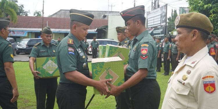 Dandim 0736/Batang Secara Simbolis Berikan Bingkisan Lebaran Kepada Anggota Prajurit Dan PNS