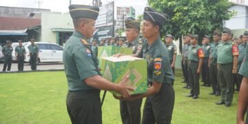 Dandim 0736/Batang Secara Simbolis Berikan Bingkisan Lebaran Kepada Anggota Prajurit Dan PNS