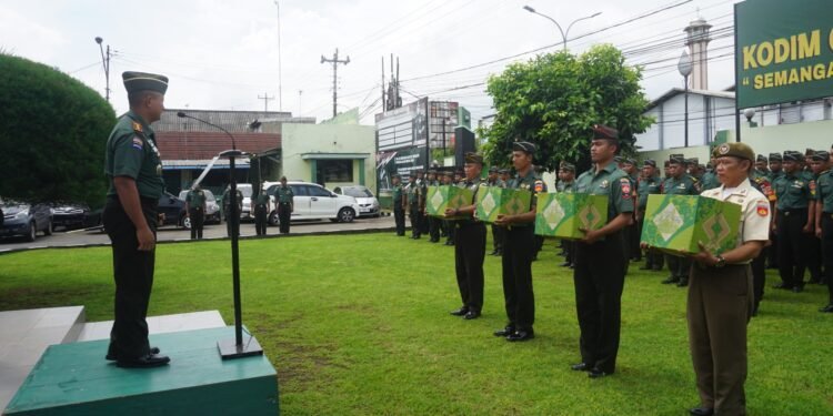 Dandim 0736/Batang Secara Simbolis Berikan Bingkisan Lebaran Kepada Anggota Prajurit Dan PNS