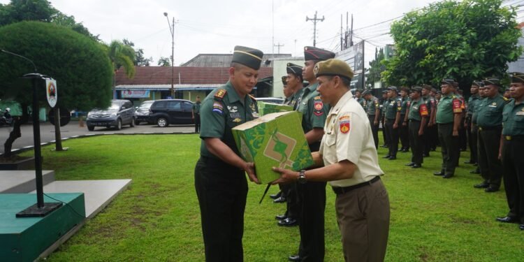 Dandim 0736/Batang Secara Simbolis Berikan Bingkisan Lebaran Kepada Anggota Prajurit Dan PNS