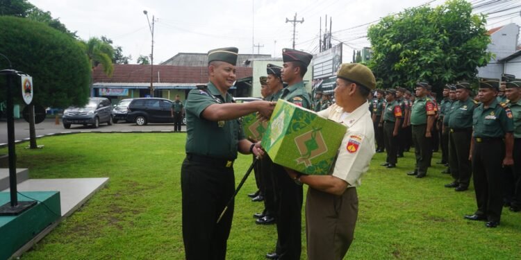 Dandim 0736/Batang Secara Simbolis Berikan Bingkisan Lebaran Kepada Anggota Prajurit Dan PNS