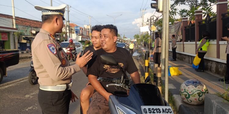 Aksi Polisi Humanis di Batang: Tilang? Enggak! Mereka Pilih Edukasi Pakai Cara Unik Ini