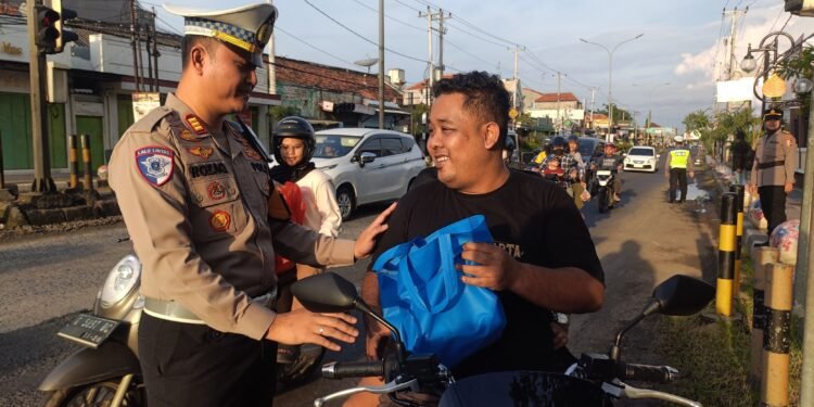 Aksi Polisi Humanis di Batang: Tilang? Enggak! Mereka Pilih Edukasi Pakai Cara Unik Ini