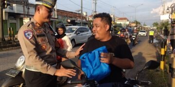 Tak Kenakan Helm, Pengendara Motor Justru Diminta Lafalkan Alfatihah