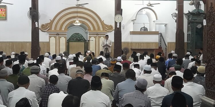 Dandim Batang Bersama Forkopimda Laksanakan Sholat Idul Fitri 1446 H di Masjid Agung