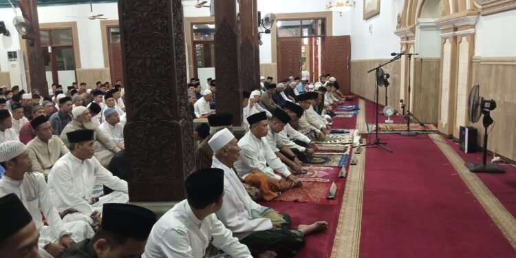 Dandim Batang Bersama Forkopimda Laksanakan Sholat Idul Fitri 1446 H di Masjid Agung