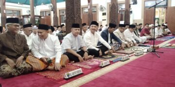 Dandim Batang Bersama Forkopimda Laksanakan Sholat Idul Fitri 1446 H di Masjid Agung