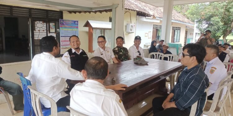 Babinsa Koramil 03/Gringsing Dampingi Serapan Gabah Desa Kebondalem