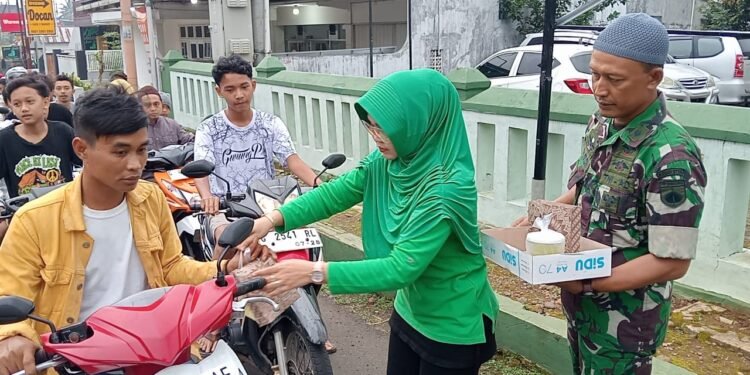 Koramil 05/Reban dan Persit KCK Ranting 06 Bagikan Takjil untuk Warga di Bulan Ramadan 1446 H