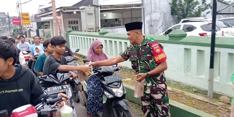 Koramil 05/Reban dan Persit KCK Ranting 06 Bagikan Takjil untuk Warga di Bulan Ramadan 1446 H