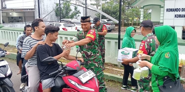 Koramil 05/Reban dan Persit KCK Ranting 06 Bagikan Takjil untuk Warga di Bulan Ramadan 1446 H