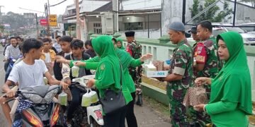 Koramil 05/Reban dan Persit KCK Ranting 06 Bagikan Takjil untuk Warga di Bulan Ramadan 1446 H